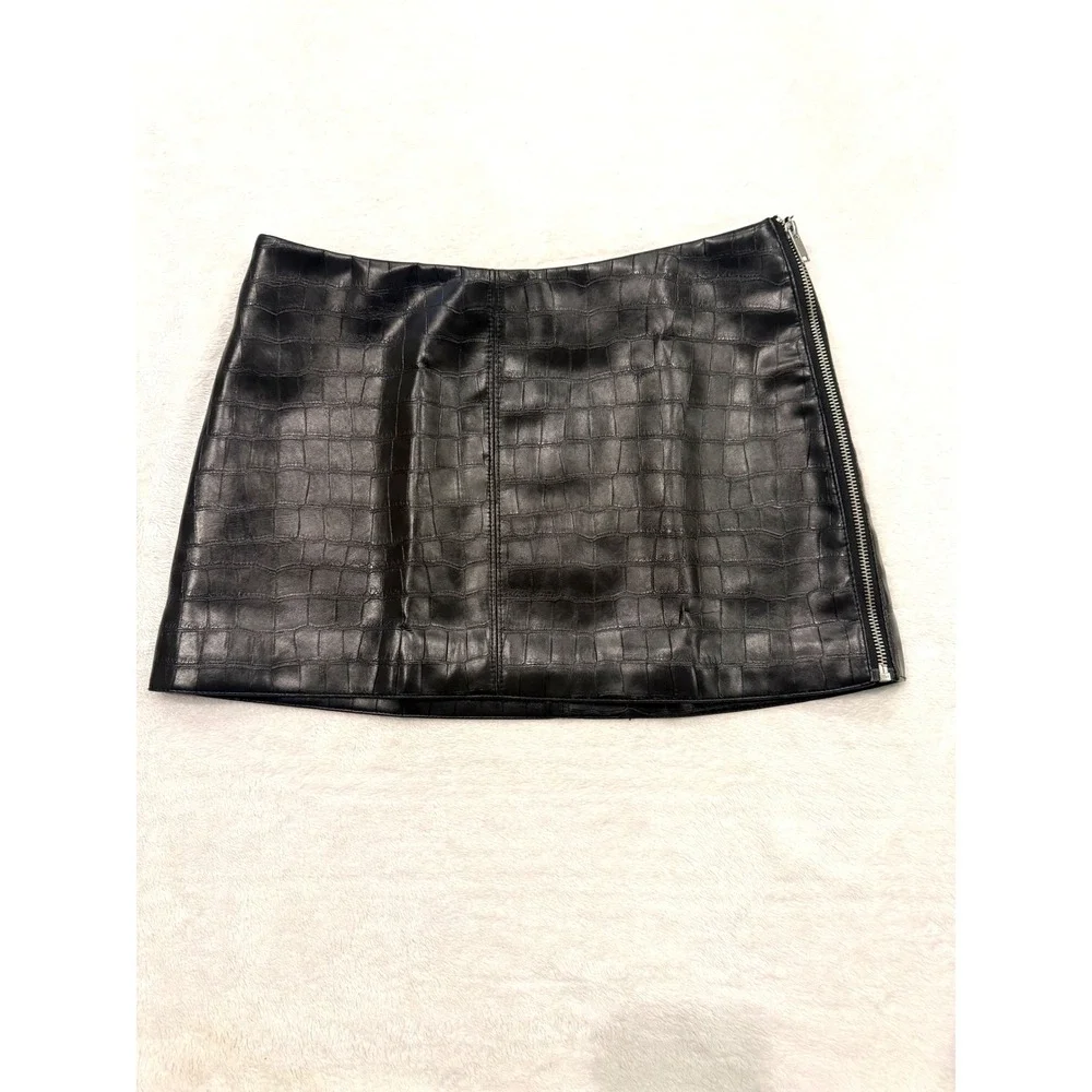 H&M Divided Black Croc‎ Embossed Faux Leather Mini Skirt Side Zip Size 6